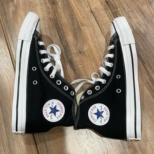 High Top Converse Unisex Men’s Size 7 Women’s Size 9